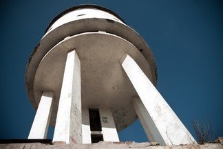 Екатеринбуржцев позвали пропылесосить Белую башню и смыть с нее надписи