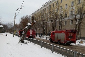 Пожарные эвакуировали 150 человек из пятиэтажки на Эльмаше