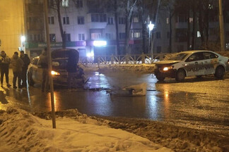 На Уралмаше такси столкнулось с легковушкой. Приехала скорая