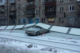 «Включила свет и поняла - у меня нет балкона»: в Екатеринбурге устраняют последствия шторма