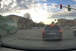 На Эльмаше дерзкий водитель рейсового автобуса пролетел перекресток на красный и по встречке