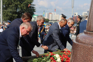 Роман Кравченко принял участие в церемонии возложения цветов к памятнику основателям Екатеринбурга