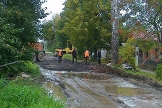 На Уралмаше дорожники укладывали асфальт прямо в лужу