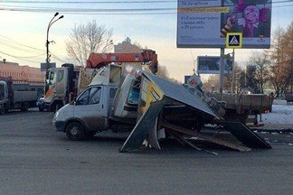 На Эльмаше манипулятор разнес в щепки «Газель», груженную мебелью