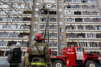 Огонь тушили с автолестниц: на Уралмаше пожар уничтожил квартиру на 6-м этаже