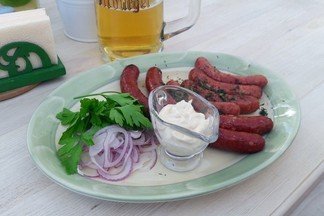 "Бандероль от шефа" и фирменные мясные колбаски: дегустируем австрийскую кухню в ресторане на Уралмаше