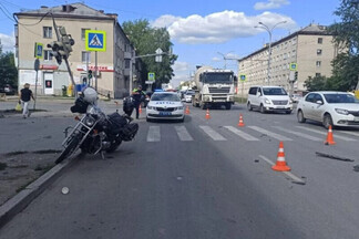 На Уралмаше кроссовер снес мотоциклиста