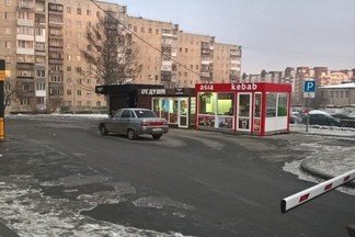 На Уралмаше ларьки с шаурмой установили на места для парковки инвалидов