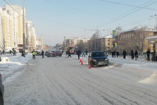 Видео аварии на Уралмаше с подростком, перебегающим дорогу