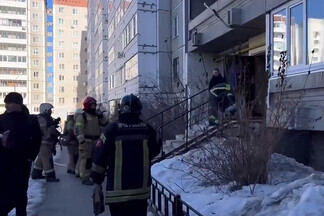Пожарные спасли 18 человек из горящего 10-этажного дома на Эльмаше