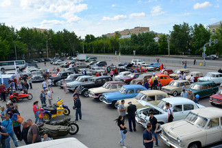 Фестиваль ретроавтомобилей, посвященный Дню России, состоялся у ЦК «Эльмаш»