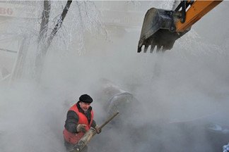 На проспекте Космонавтов прорвало трубу в морозы, и он превратился в каток