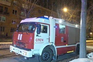 Прохожие увидели зарево и стали вызывать МЧС: на Эльмаше случился пожар в магазине "Кировский"