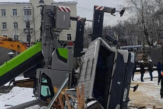 На стройке на Уралмаше 	опрокинулся автокран. Погиб рабочий