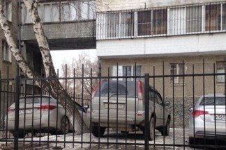 На Уралмаше три автовладельца оградили тротуар забором, чтобы парковать свои машины