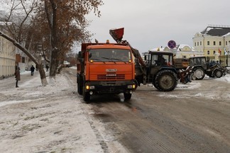 Уже вывезли 222 тонны грязи. В Екатеринбурге началась генеральная уборка города