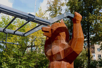 В Орджоникидзевском районе устанавливают воркаут-зону с трехметровыми медведями