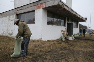 Два десятка волонтеров весь день отмывали Белую башню