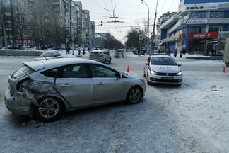 У пассажирки перелом ребер: на Уралмаше Ford Focus столкнулся с «Газелью»