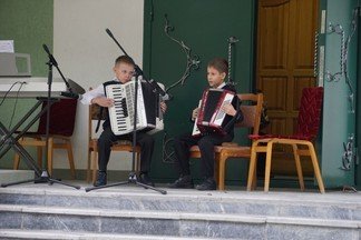 На Уралмаше состоялся традиционный "концерт на крыльце"