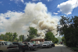 Клубы дыма были видны со всего района: на Эльмаше сгорел дом