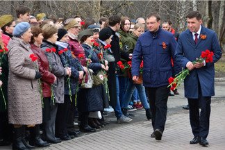 Евгений Куйвашев посетил митинг у памятника труженикам тыла и детям войны