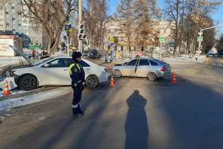 Мать с маленьким ребенком пострадали на Уралмаше в ДТП с участием безалаберных водителей