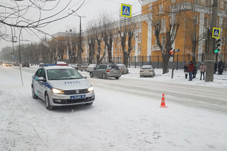 В понедельник утром на Уралмаше под колесами автомобиля погиб пешеход