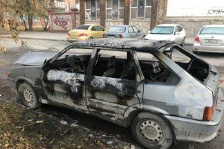 Поджог авто на Уралмаше сняла камера наблюдения