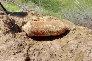 Во дворе дома на Уралмаше нашли предмет, похожий на бомбу