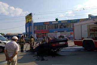 Видео вчерашнего ДТП на Уралмаше, где перевернулась машина.