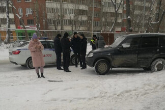 «"Нива" летела на красный». На Уралмаше внедорожник отбросило на пешехода после столкновения с Nissan