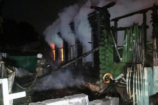 Жильцы дома на Уралмаше, которые были отключены от света 8 лет, подключились самовольно и сгорели