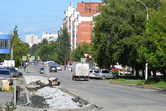 До конца августа будет завершена укладка нового тротуара на улице Уральских рабочих