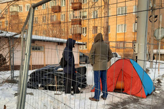 Жители Уралмаша в Екатеринбурге разбили палатку на месте установки вышки