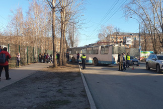 Жесткое столкновение троллейбуса с такси на Эльмаше попало на видео