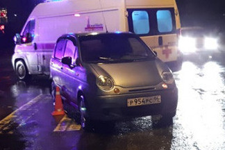 На Эльмаше девушка за рулем Matiz на повороте не пропустила пешеходов и наехала на маму с ребенком