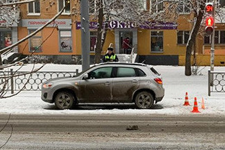 На Уралмаше женщина на Mitsubishi пыталась проскочить на желтый и сбила шестилетнюю девочку