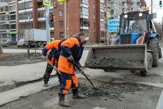 Водителей попросили не мешать ямочному ремонту на Уралмаше и Эльмаше