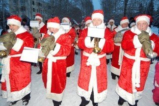 На Уралмаше прошёл парад Дедов Морозов с трубами, барабанами и тарелками