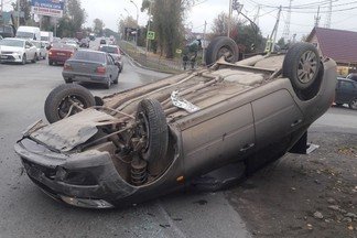 На Космонавтов Lada Granta влетела в забор и перевернулась на крышу