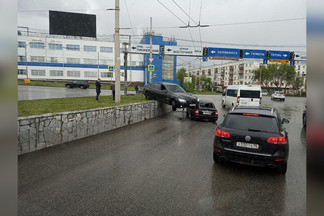 В Екатеринбурге BMW перелетел через газон и повис на крыше другой машины