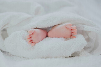 На Эльмаше молодая мама выбросила в сугроб новорожденного младенца