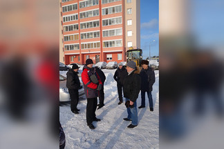 Приехала техника и ЧОП: жители Эльмаша не дали застройщику возвести забор вокруг парковки