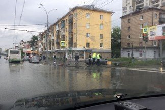 На проспекте Космонавтов после аварии легковушку вынесло на тротуар