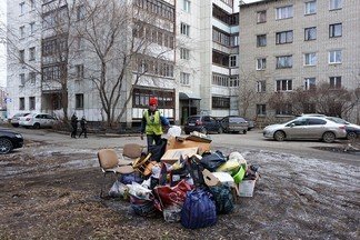 Весь хлам по коробочкам: коммунальщики вывезли 5 тонн мусора из квартиры на Эльмаше