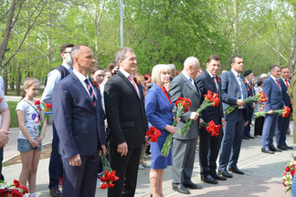 В Орджоникидзевском у мемориала труженикам тыла и детям войны прошла церемония возложения цветов