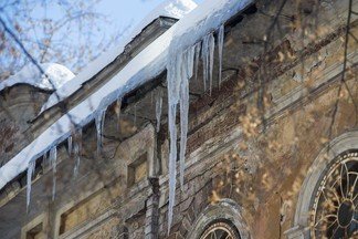 Малыша, на которого вчера упала глыба снега на Баумана, отправили из больницы домой