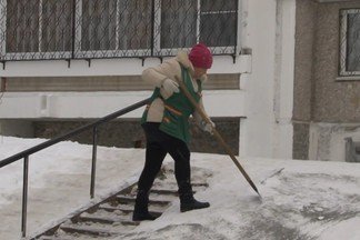 Несколько опасных скатов и снежных горок ликвидировано в Орджоникидзевском районе