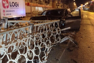 «На ногах даже не мог стоять». В Екатеринбурге пьяный водитель снес забор